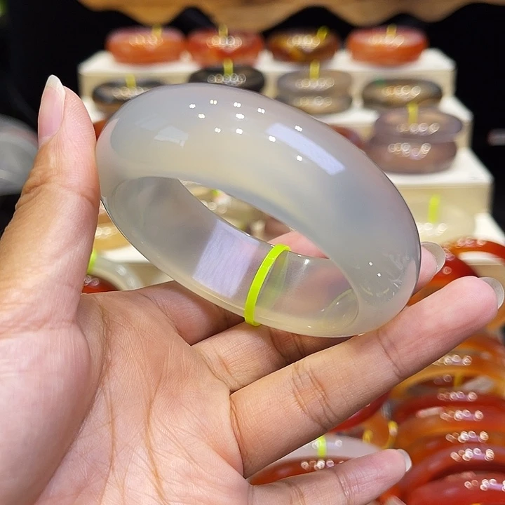 一***花玛瑙/玉髓手镯未镶嵌