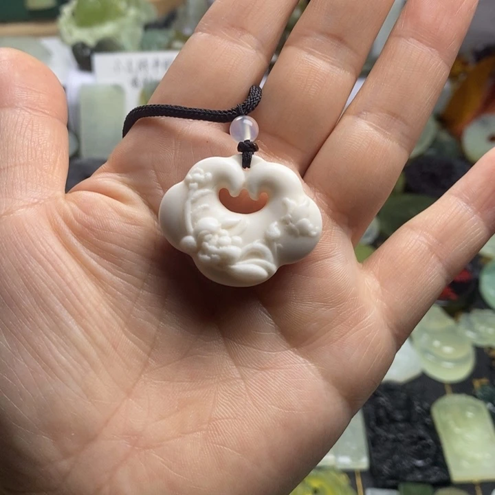 蛇纹石玉颈饰合金