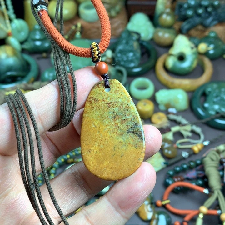 吊坠(赠链)未镶嵌岫岩河磨玉（透闪石质玉）