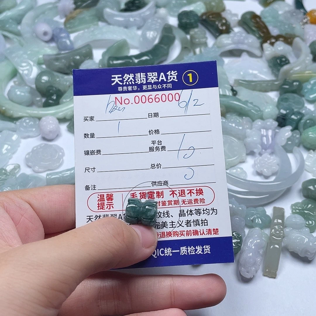翡翠未镶嵌颈饰知*