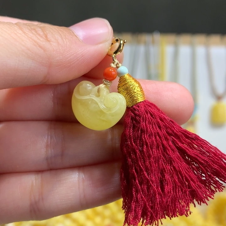 蜜蜡未镶嵌裸石如意