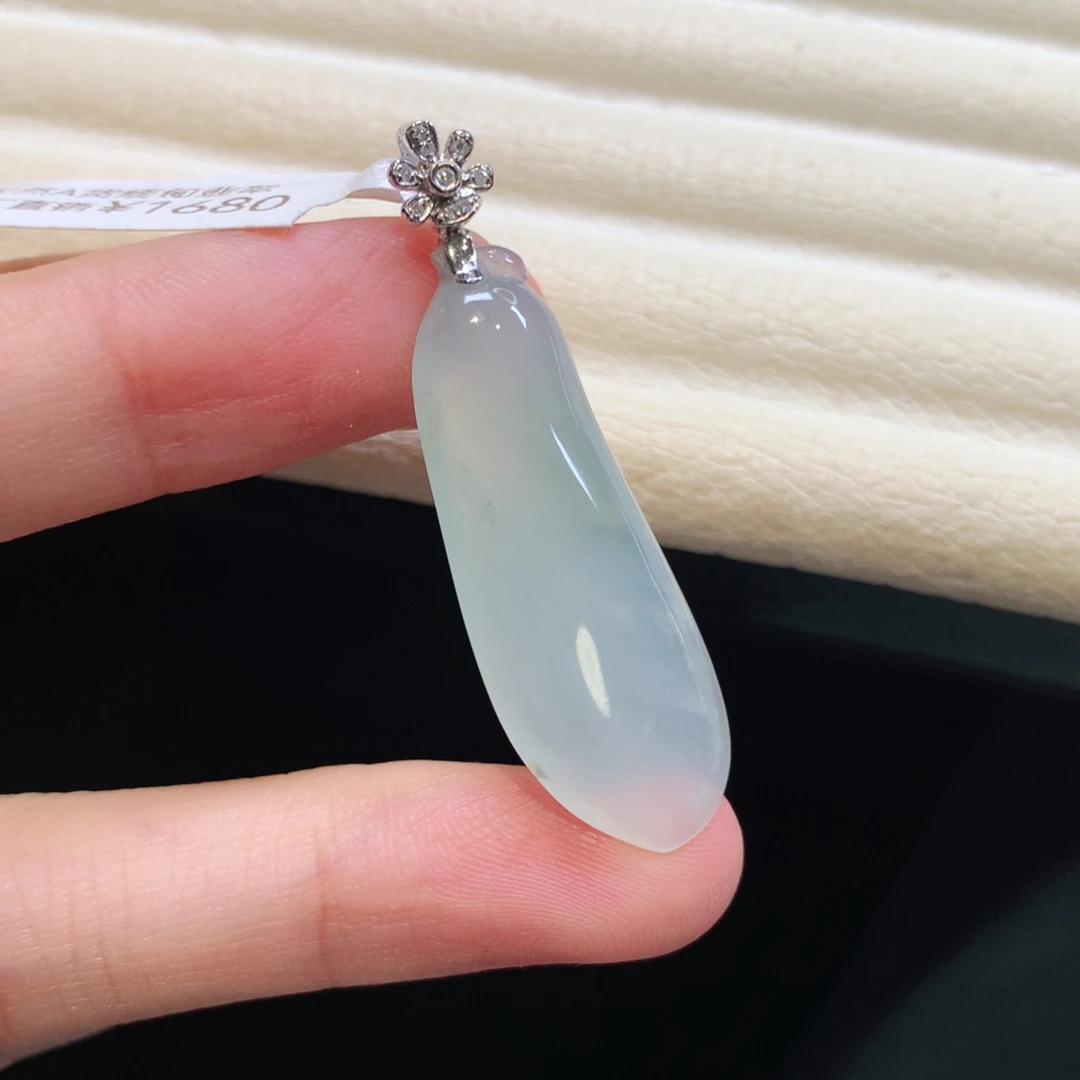 翡翠18K金镶嵌颈饰瓜