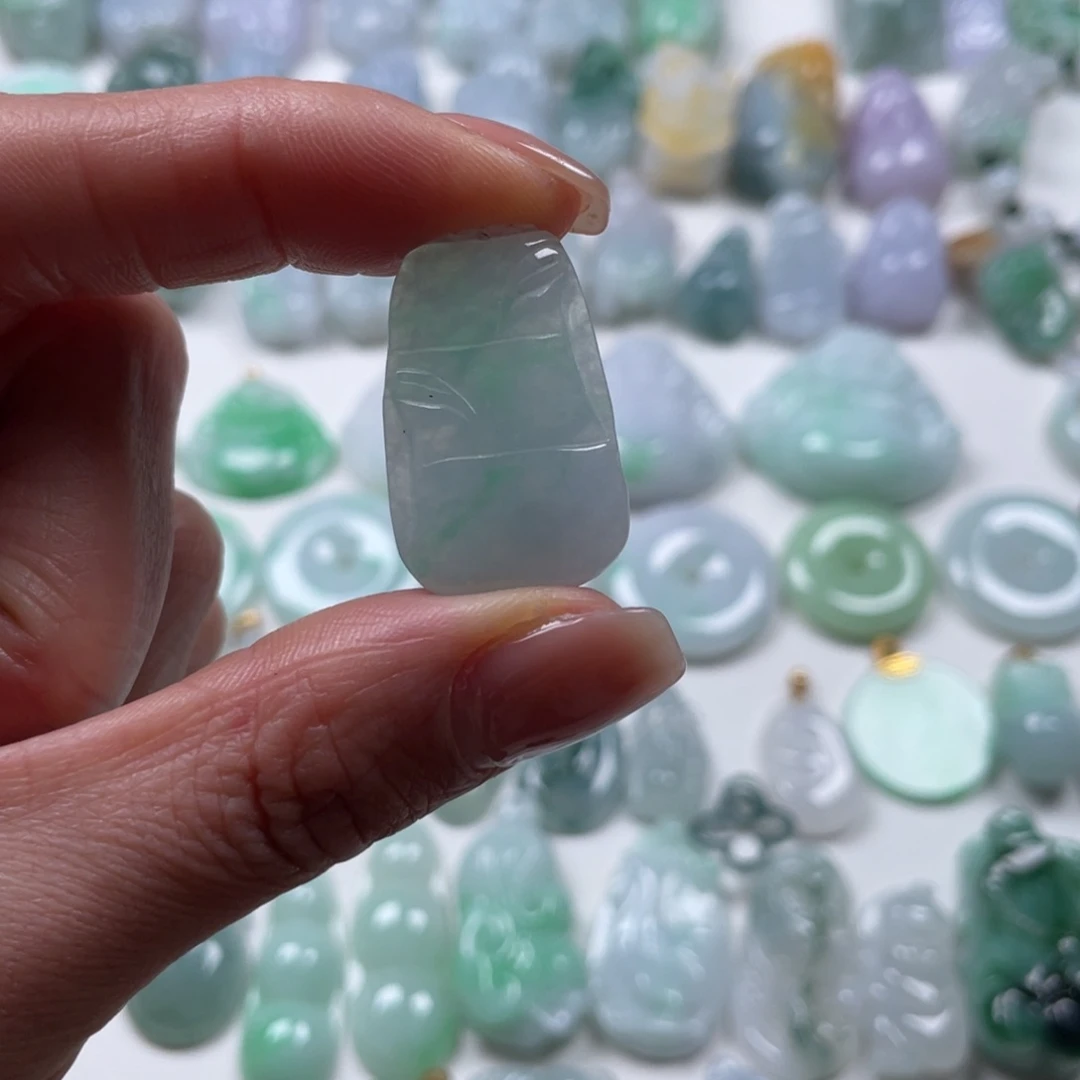 翡翠吊坠(赠链)未镶嵌