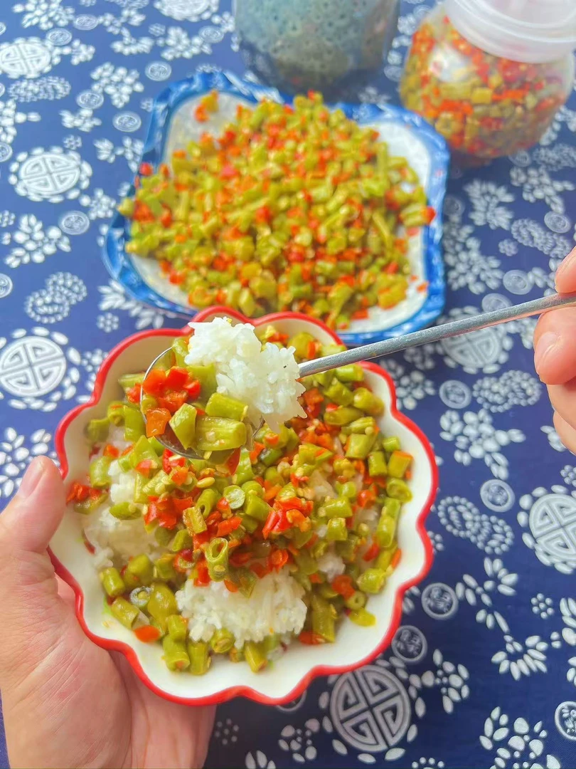 湖南风味纯手工剁椒酸豆角即食下饭菜