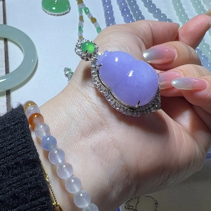 翡翠18K金镶嵌颈饰大紫葫芦