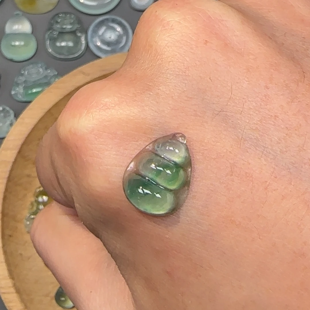 翡翠未镶嵌颈饰福豆