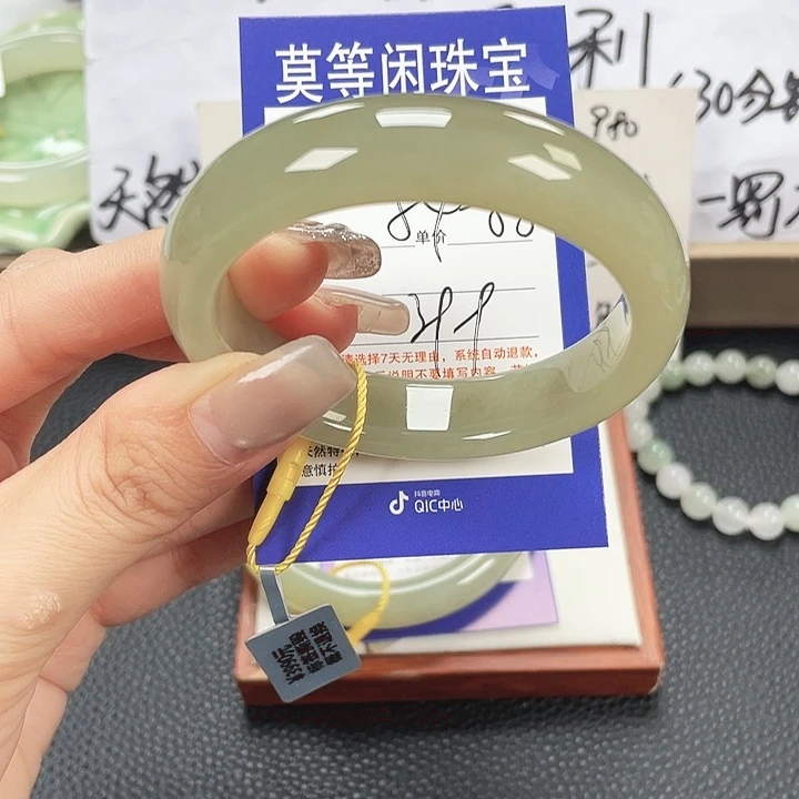 和田玉未镶嵌手镯
