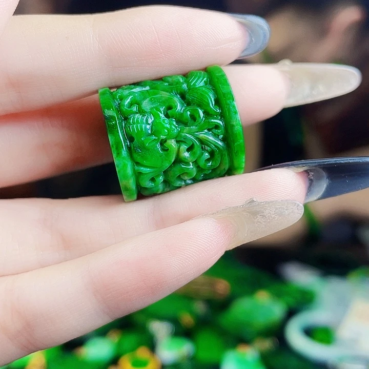 颈饰未镶嵌翡翠多样性