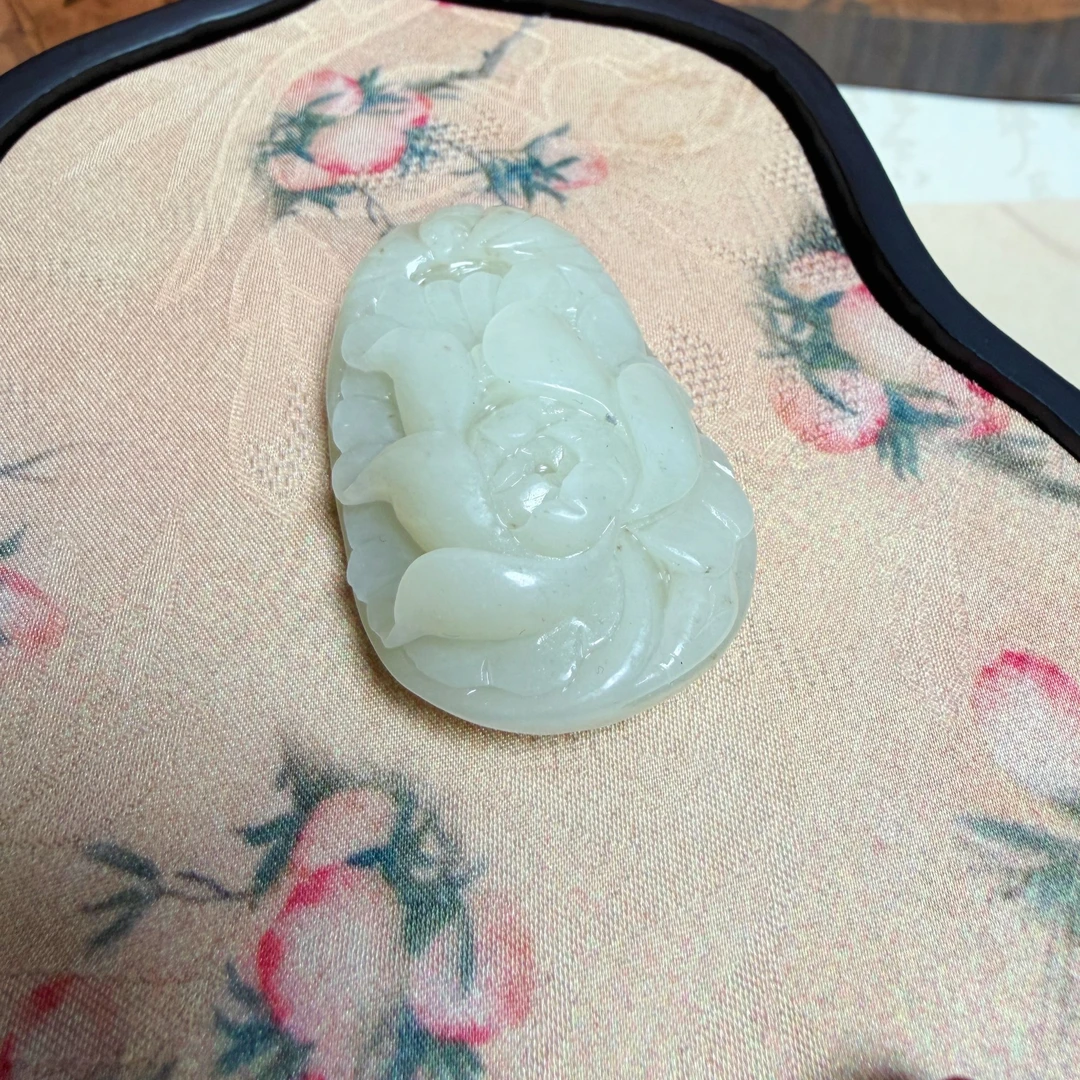 天然和田玉荷花雕刻吊坠男女同款精致吊坠送朋友生日礼物微结构