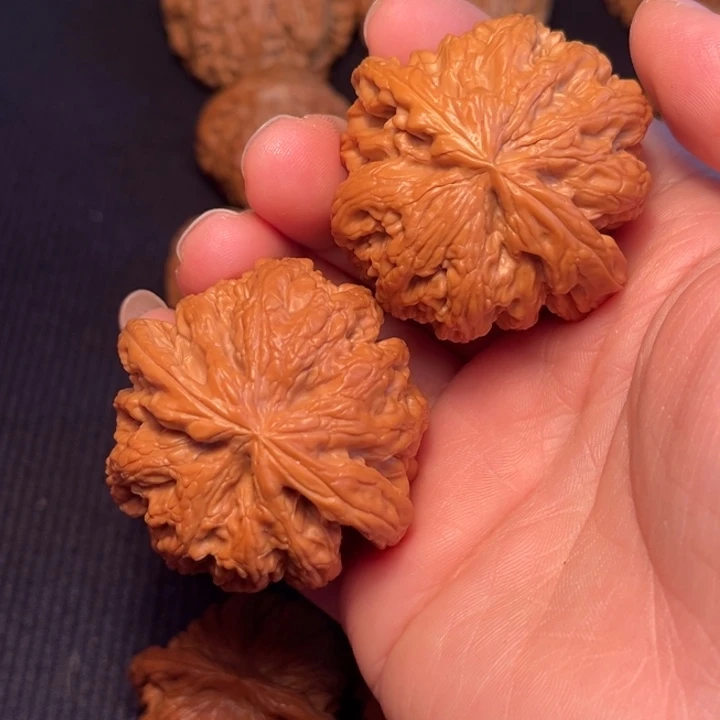 爱***年文玩核桃把件大粗筋45