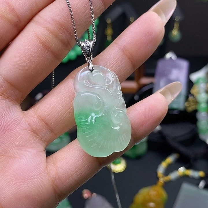 翡翠未镶嵌吊坠(赠链)