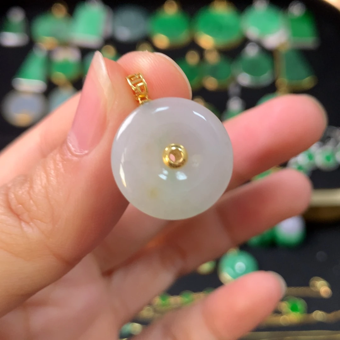 翡翠18K金镶嵌颈饰有纹裂