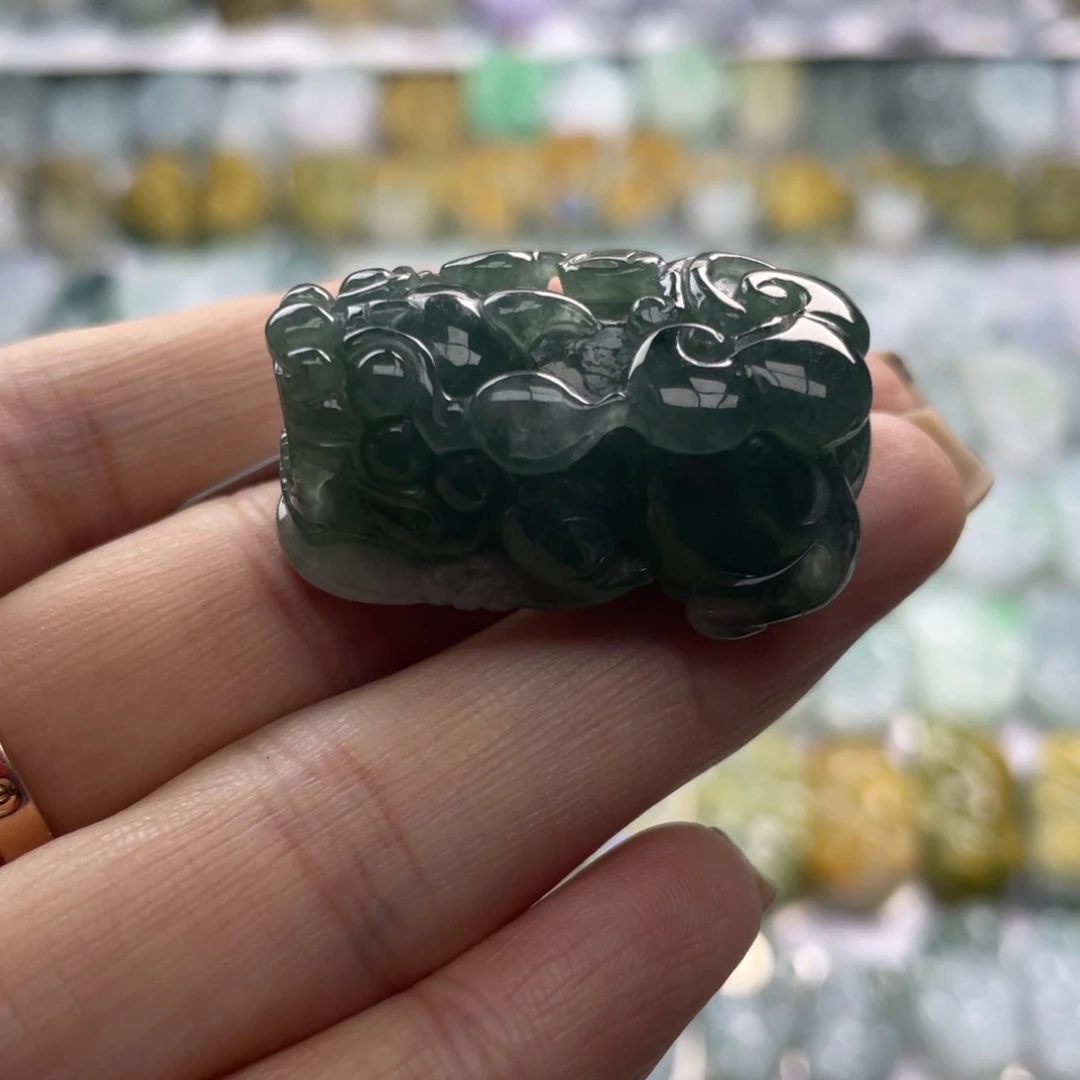 翡翠未镶嵌颈饰貔貅