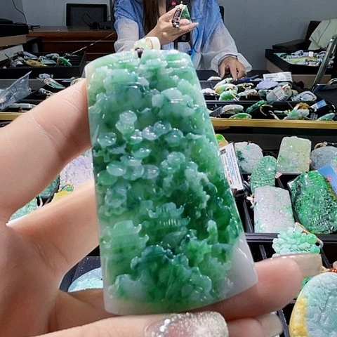 颈饰未镶嵌翡翠一个