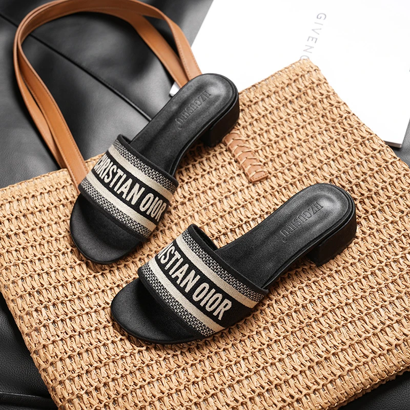 D家中跟3厘米时尚粗跟拖鞋方头女2025年夏季外穿百搭刺绣一字凉拖