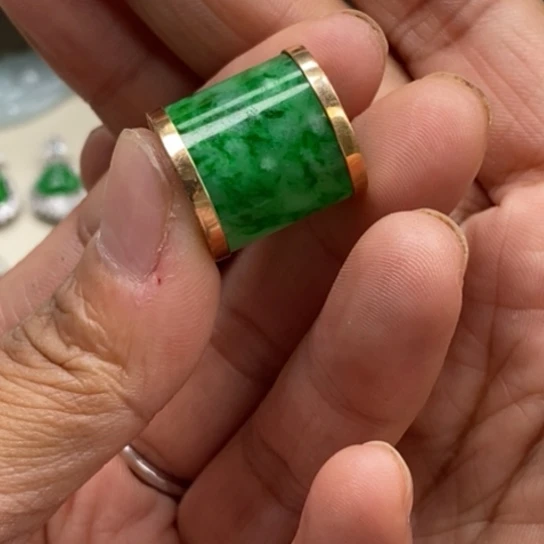 翡翠18K金镶嵌颈饰路路通