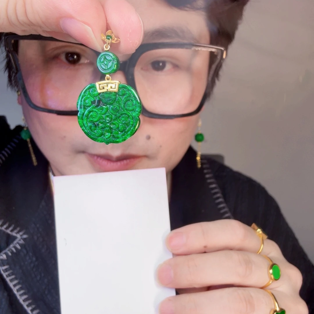 翡翠18K金镶嵌颈饰一件