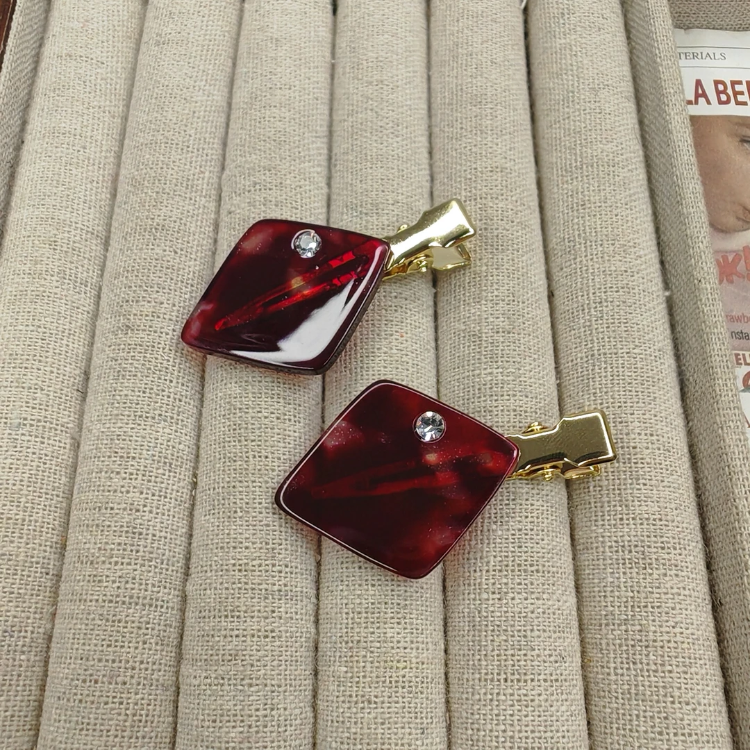 卓菲-原创设计高级感醋酸点钻红桃边夹时尚气质4150