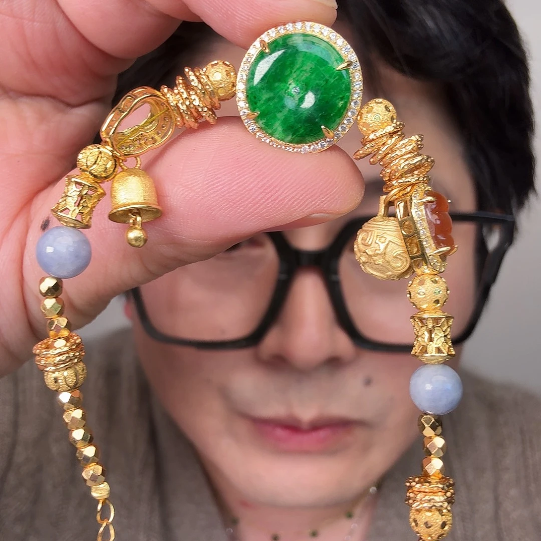 翡翠未镶嵌颈饰一件