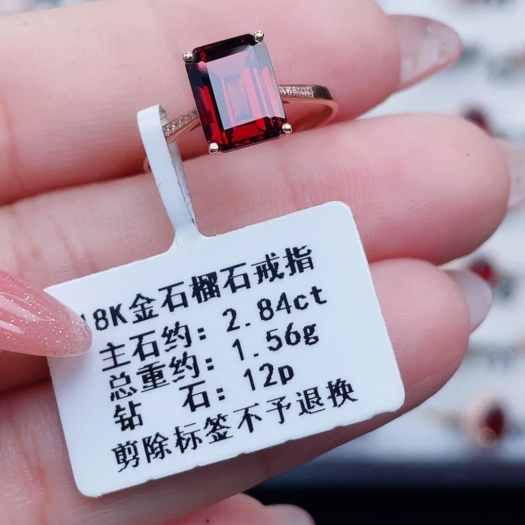 18K金镶嵌戒指石榴石