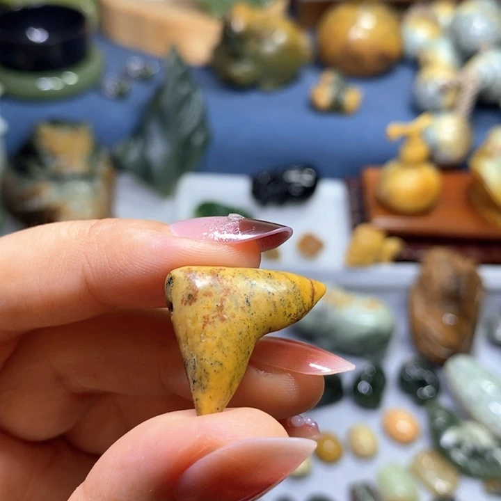 未镶嵌岫岩河磨玉（透闪石质玉）挂件
