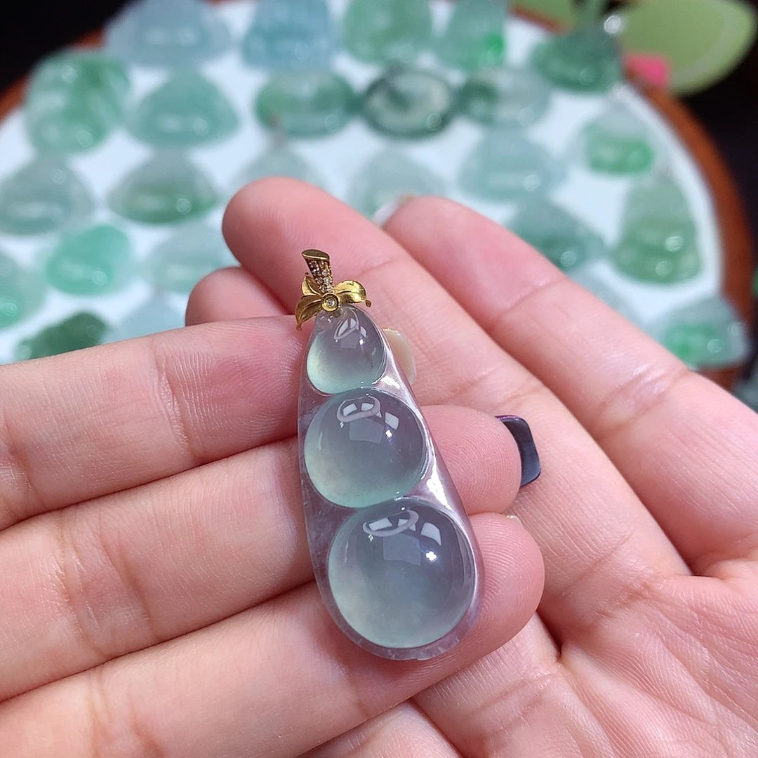 翡翠未镶嵌颈饰豆子