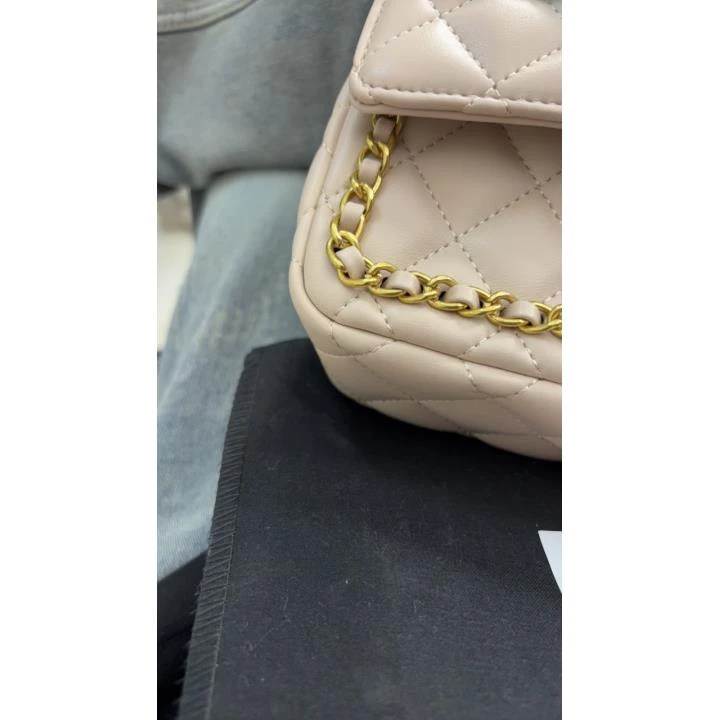 A100021米色秀款咩咩皮中号包包