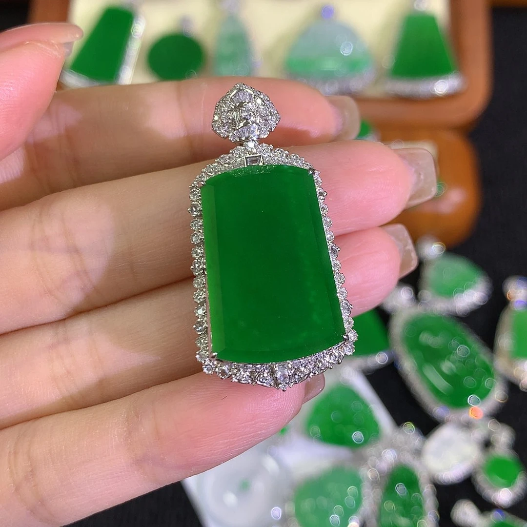 翡翠18K金镶嵌颈饰888888