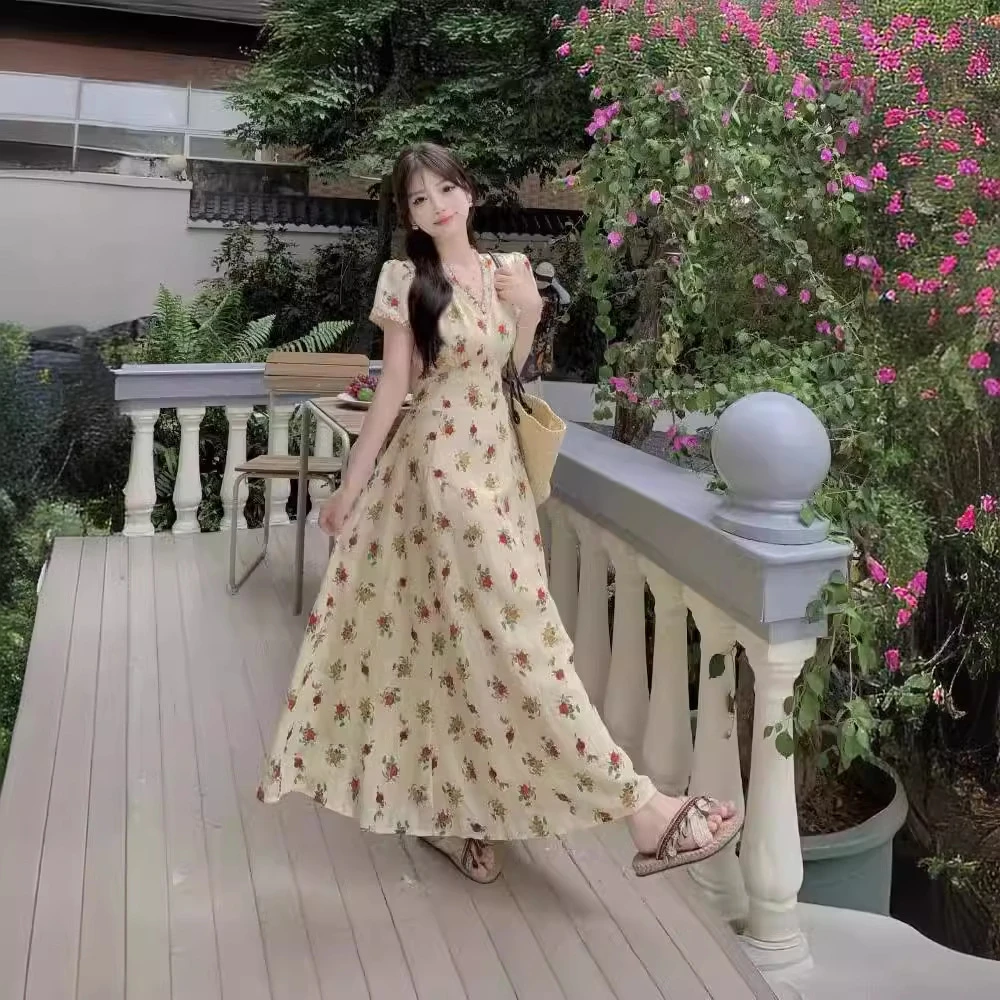 2025年大码刺绣荷叶边V领碎花连衣裙女胖mm夏季新款甜美收腰裙子