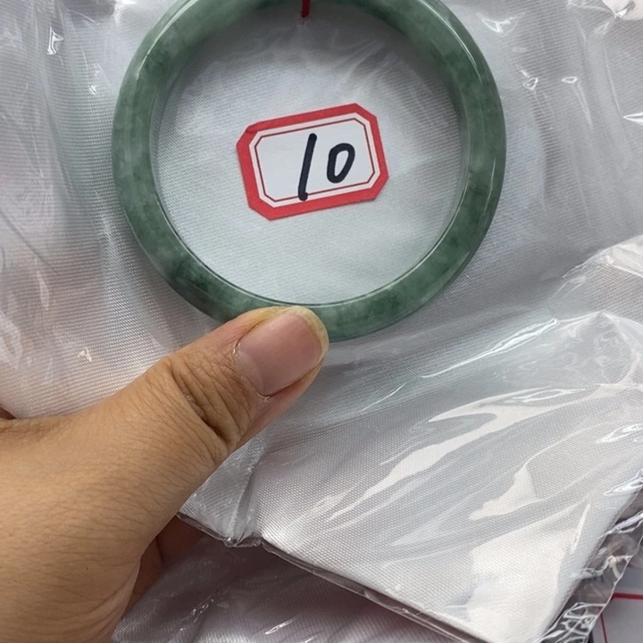 翡翠手镯未镶嵌翡翠