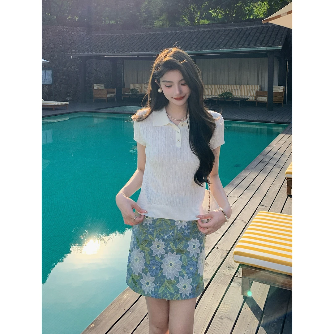 邓六六法式优雅气质白色针织上衣雏菊碎花半身裙小个子套装女夏