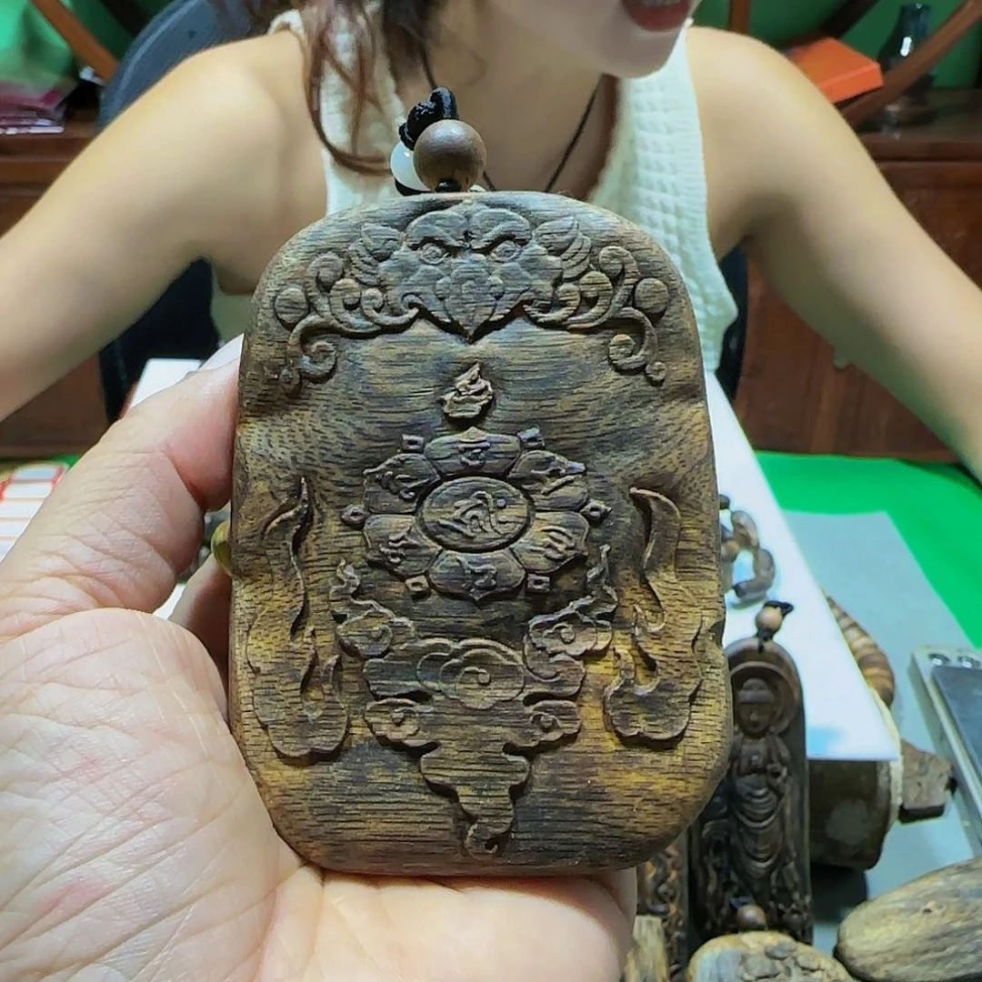 沉香碎屑沉香气****信海南白奇乌身老料六字真言带绳32克