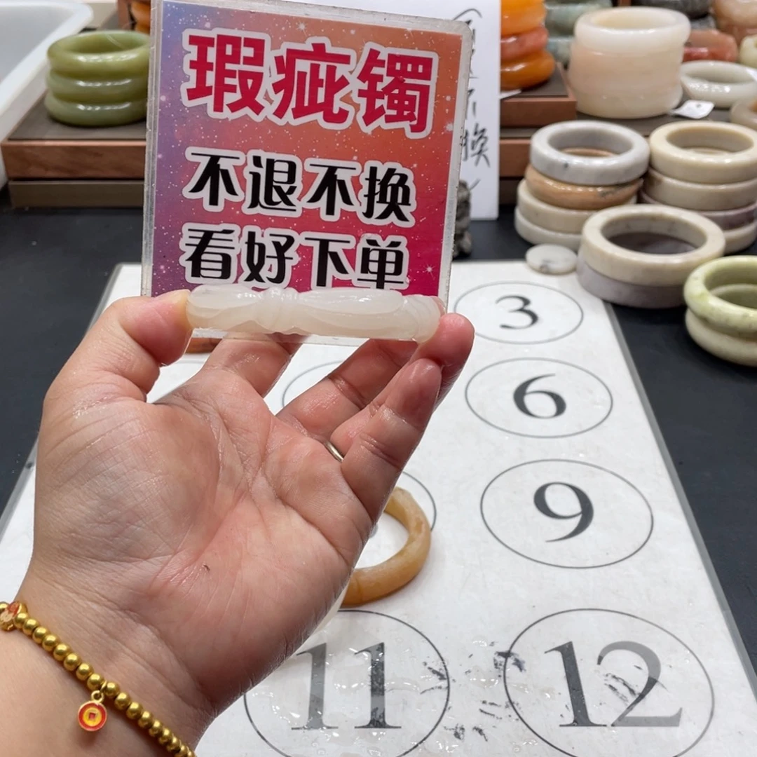 溜***吉未镶嵌手镯石英质玉
