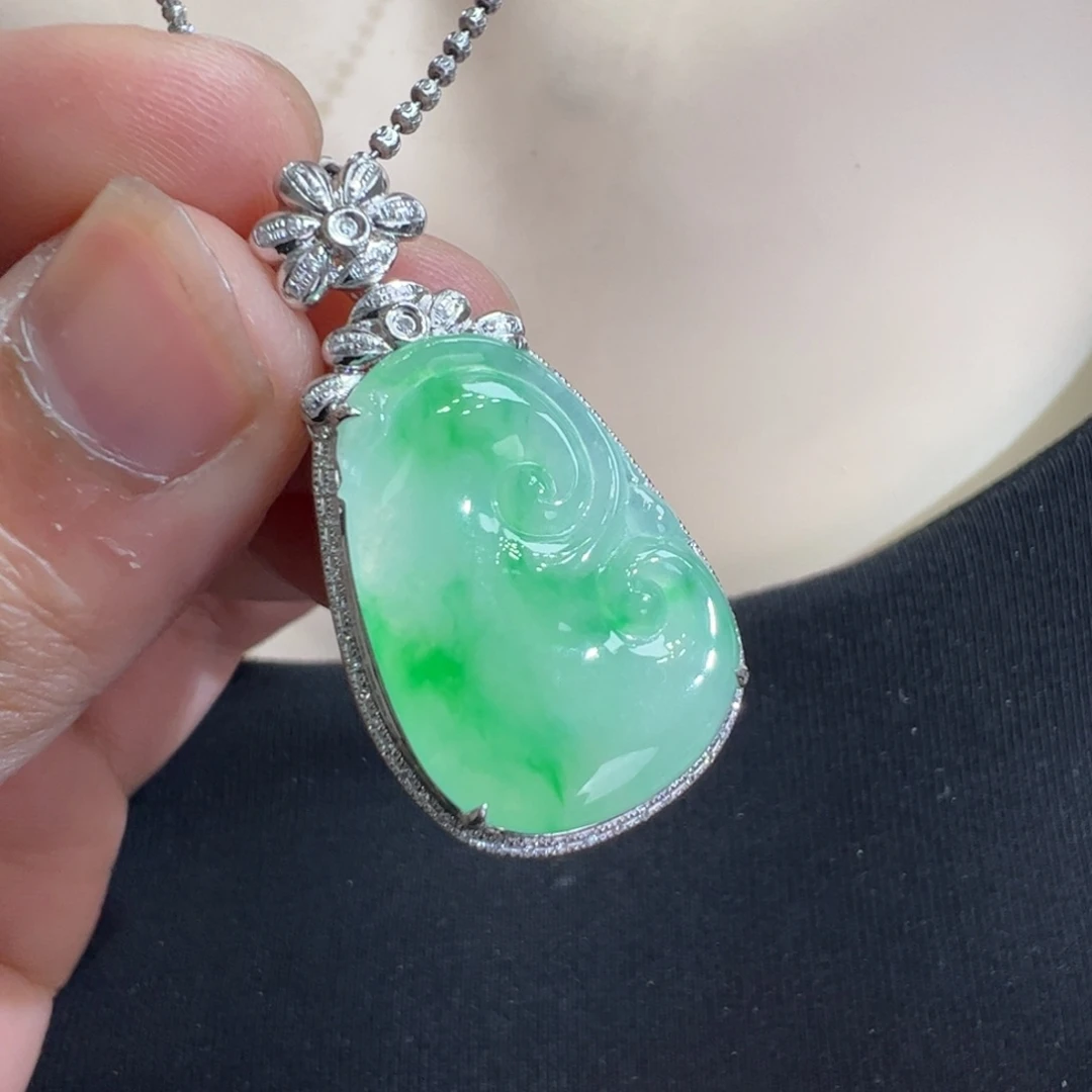 翡翠吊坠(不含链)18K金镶嵌