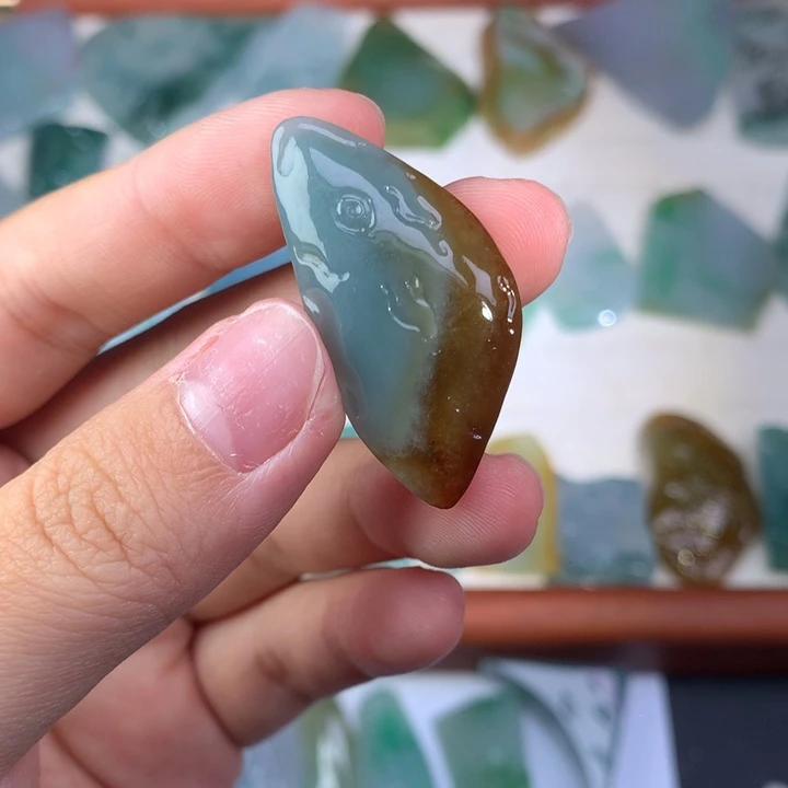翡翠未镶嵌颈饰好