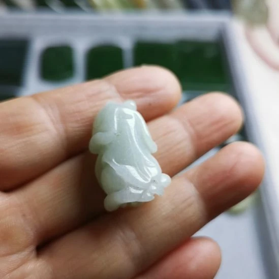 翡翠未镶嵌颈饰翡翠未镶嵌颈饰