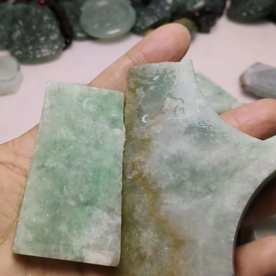 翡翠未镶嵌颈饰挂件