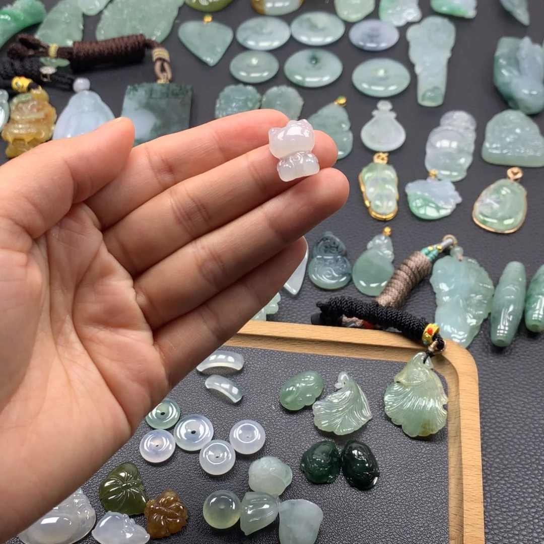 翡翠颈饰未镶嵌猫