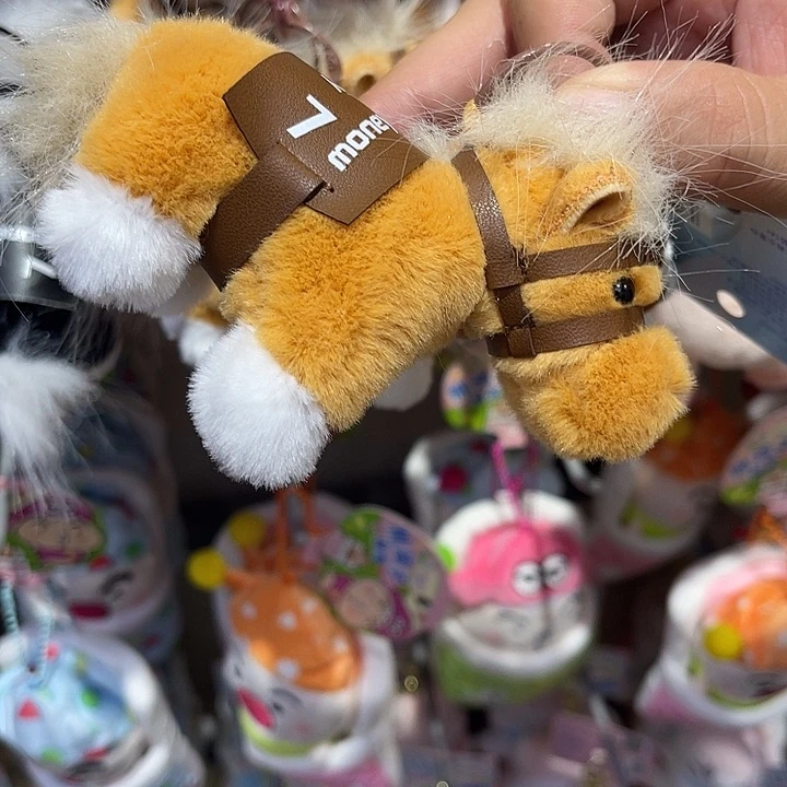 毛绒棕色小马挂件