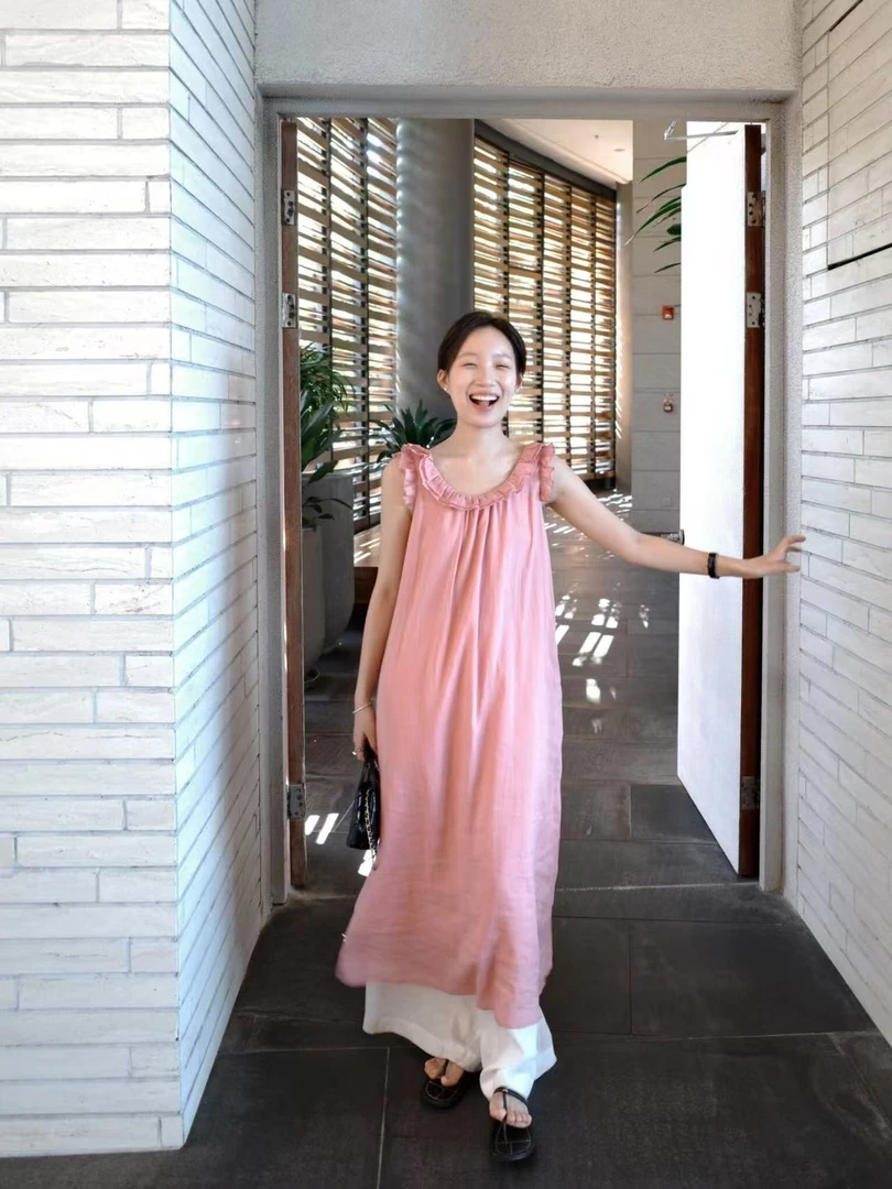 2025春夏新款粉色荷叶边连衣裙子高级感背心裙宽松显瘦露背长裙