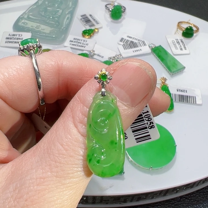 颈饰18K金镶嵌翡翠