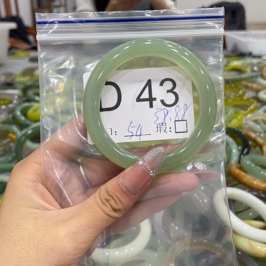 未镶嵌蛇纹石玉颈饰今****?