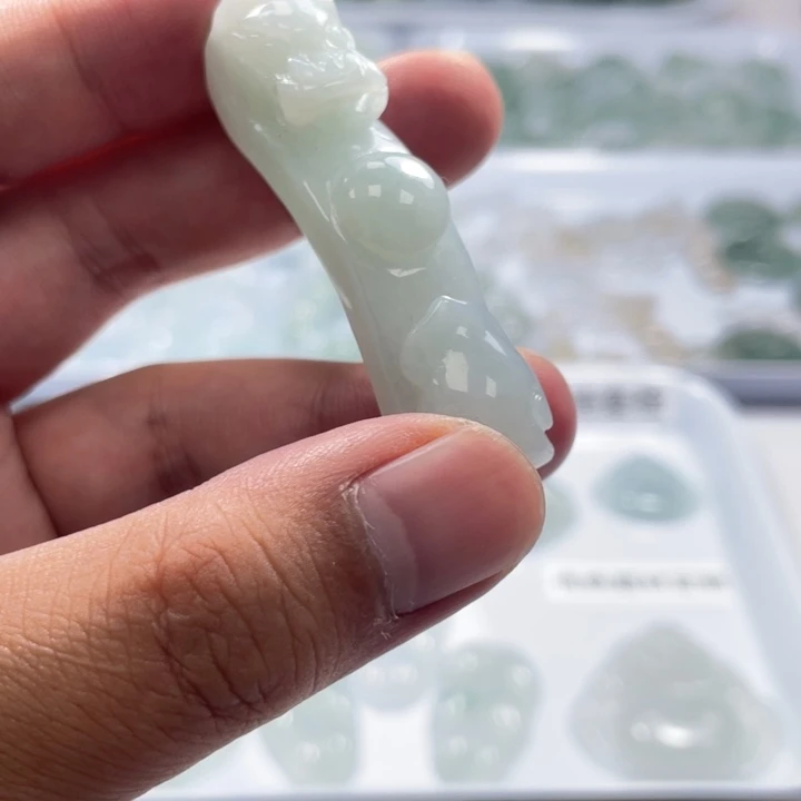 翡翠未镶嵌颈饰龙勾