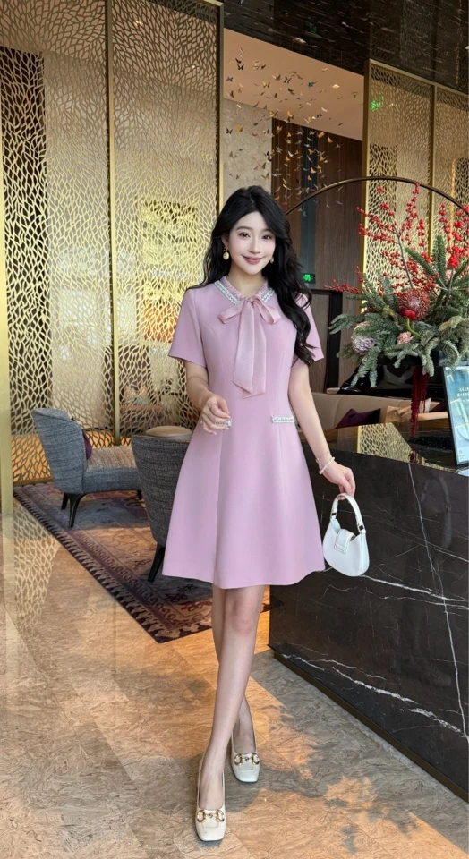 名媛气质钉珠V领飘带领显瘦高级感连衣裙