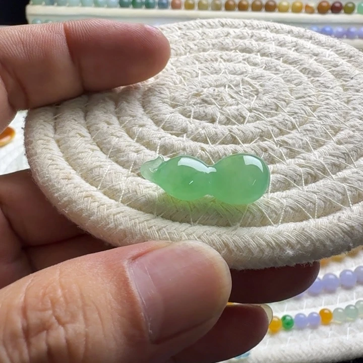 戴****翡翠未镶嵌颈饰葫芦