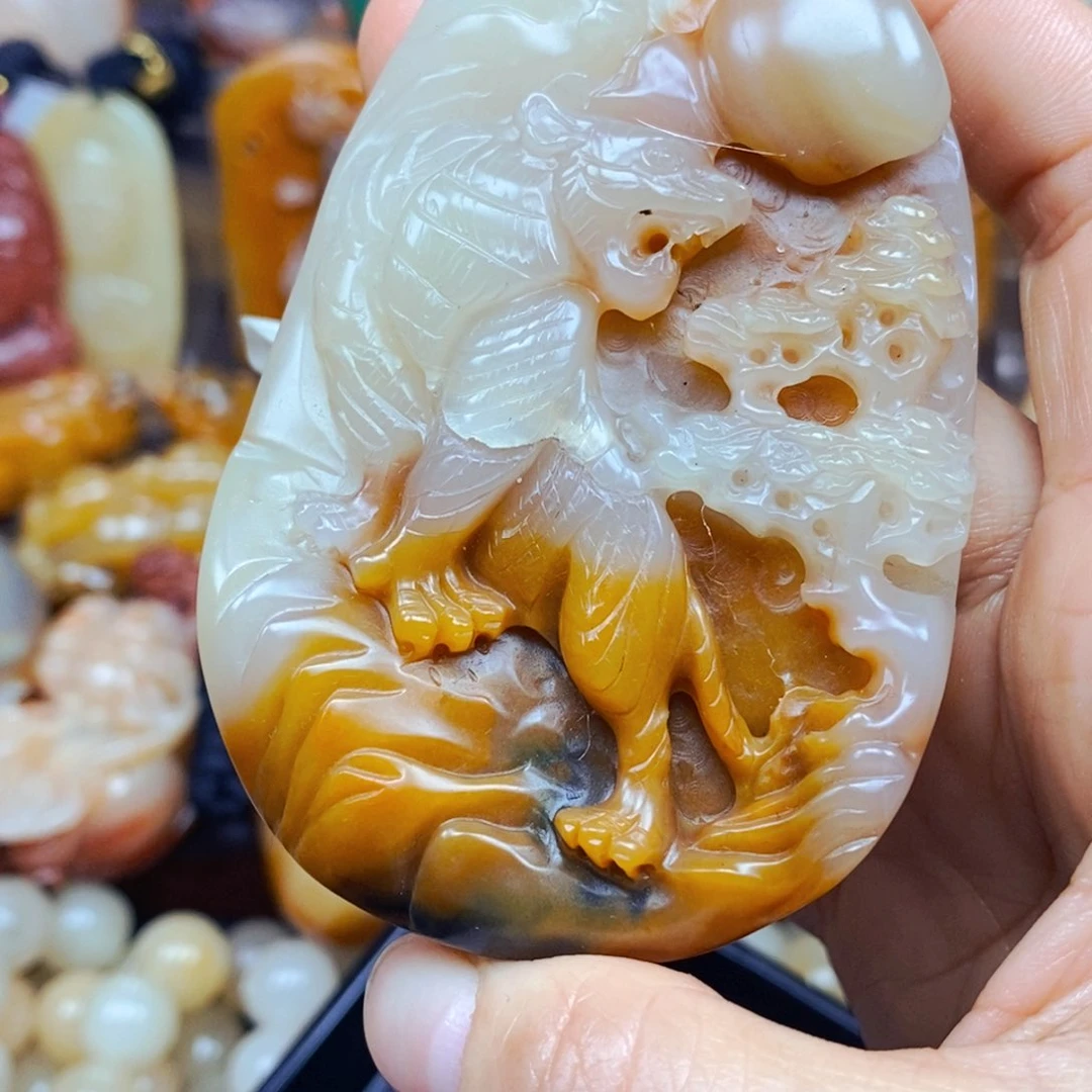 石英质玉（黄龙玉）未镶嵌颈饰