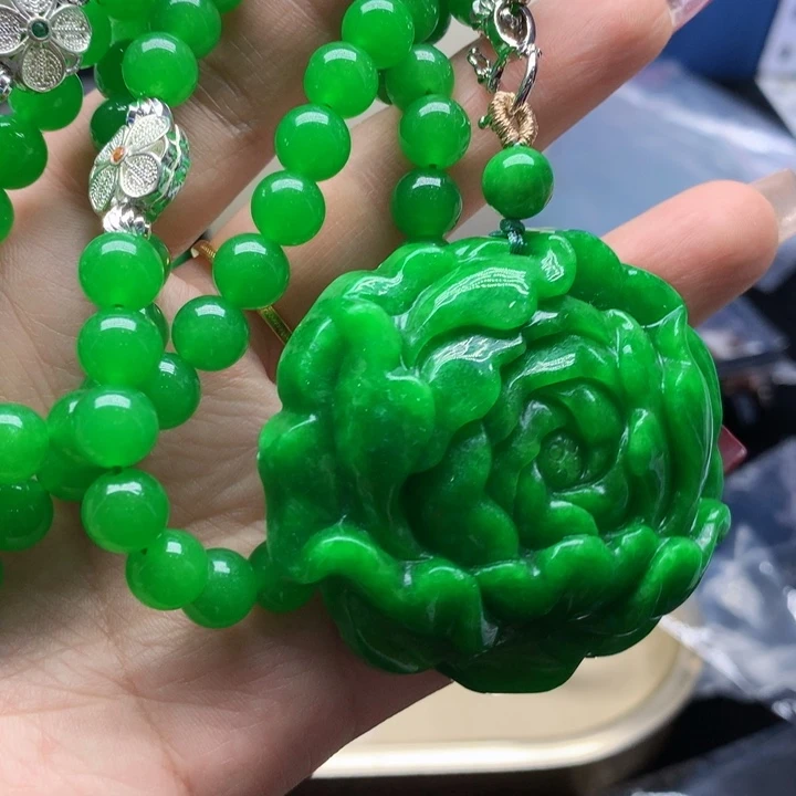 翡翠颈饰未镶嵌手镯