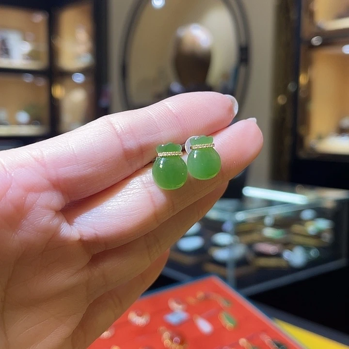 18K金镶嵌和田玉耳饰福袋