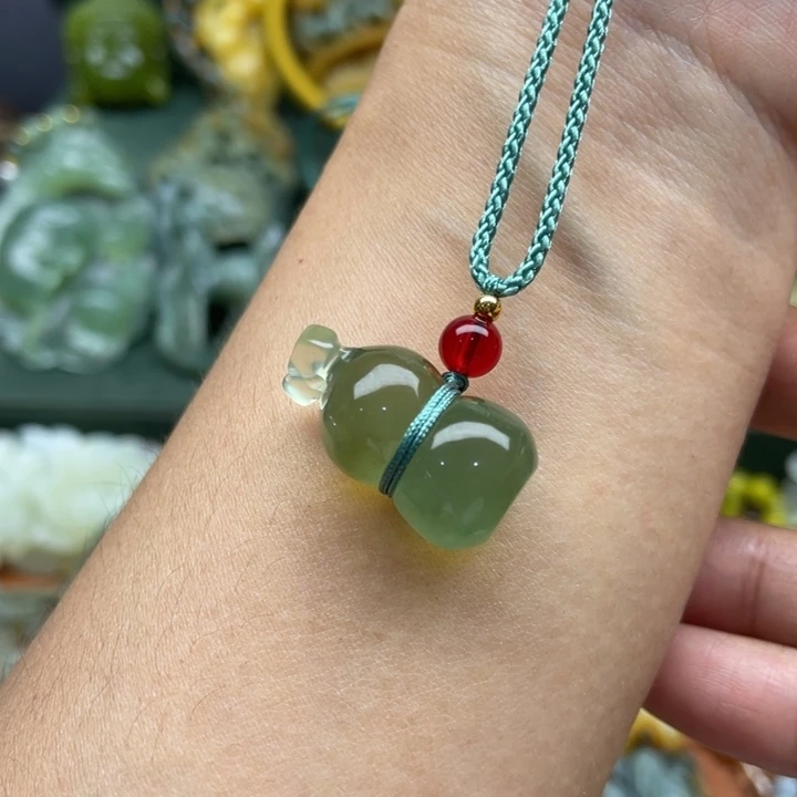 蛇纹石玉未镶嵌吊坠