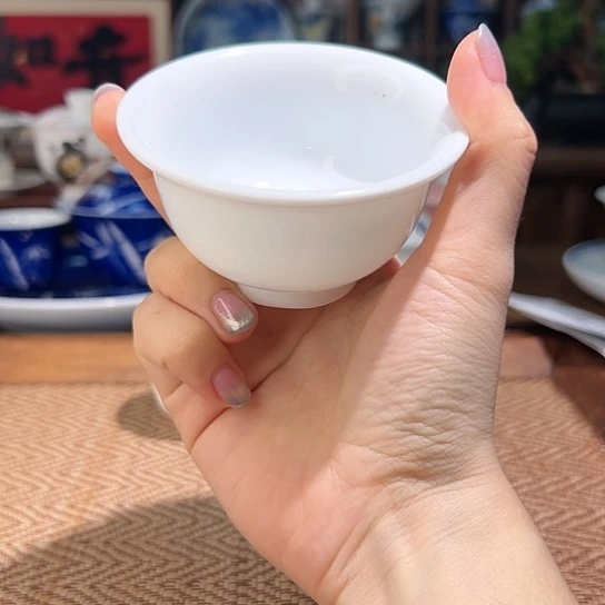 【闪购商品】  压手杯。        纯白。